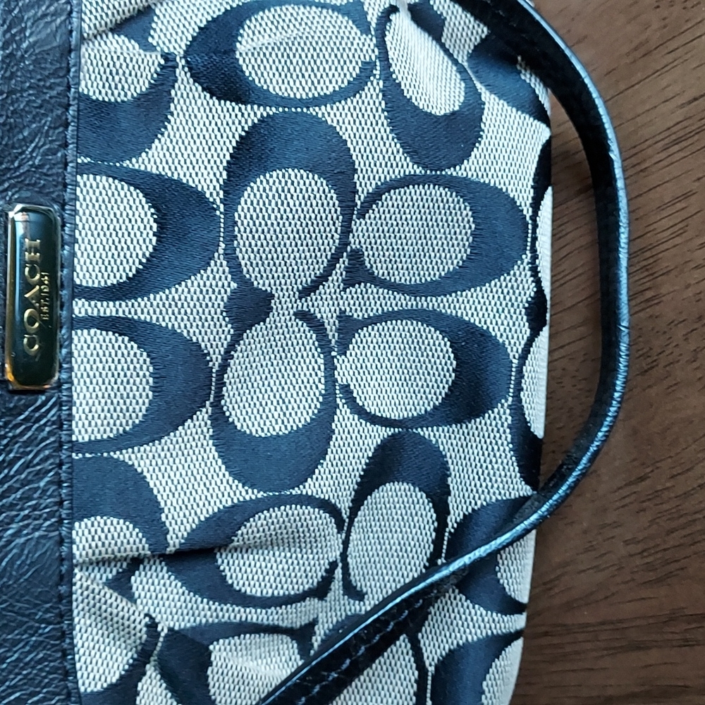 Coach Gallery Signature Tote w/ a Wristlet (RARE) - Picture 4 of 17